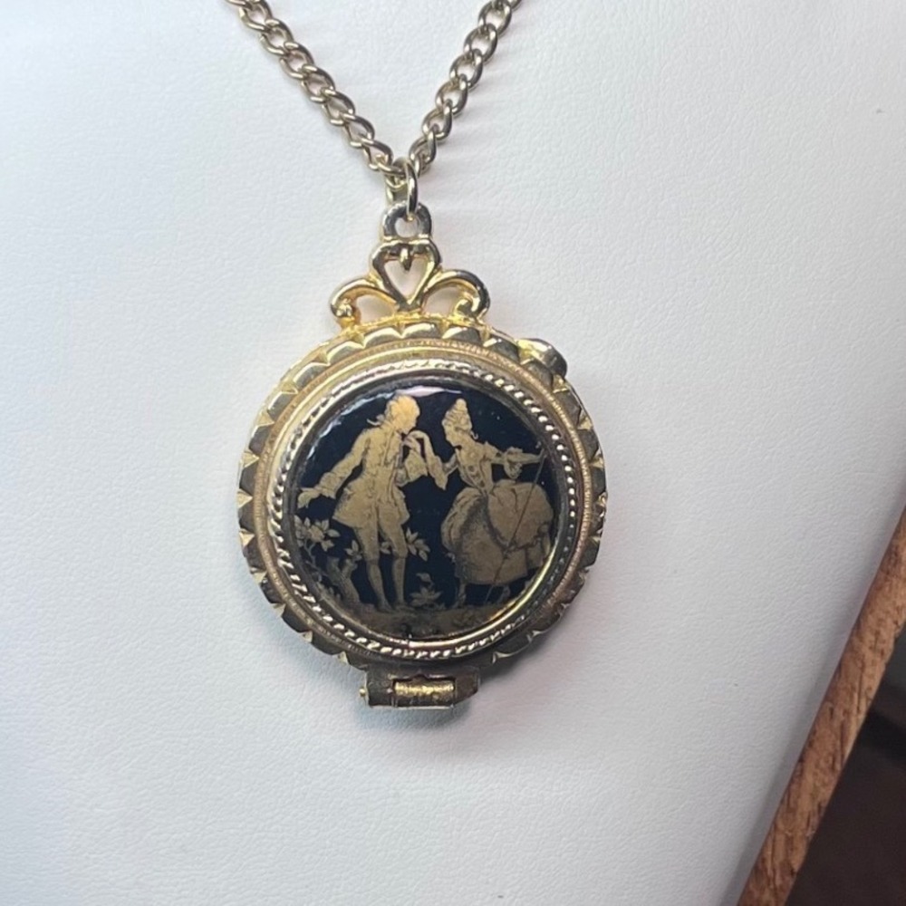 Vtg Gold Tone Courting Couple Fragonard Locket Necklace 20" Chain Romantic Scene
